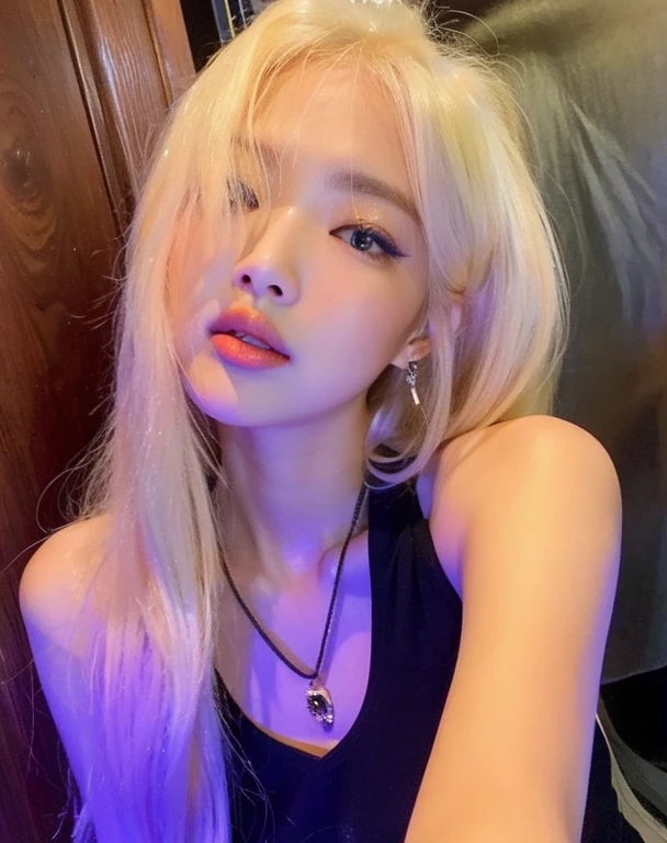 Un primer plano de una mujer con cabello rubio y una blusa negra, Parque Roseanne de Blackpink, Jinyoung Shin, Lalisa Manobal, Retrato de Kim Petras, Cabello largo y blanco y flequillo, con el pelo largo y blanco, Heonhwa Choe, con pelo largo blanco, Una chica con cabello rubio, Sun Yunjoo, Lalisa Manoban de Blackpink