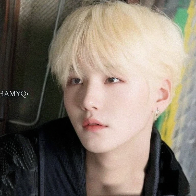 un primer plano de una persona con una chaqueta negra y cabello blanco, Yoongi de pelo negro, Cai Xukun, Kim Doyoung, Jimin\labios regordetes, Hyung Tae, Jimin\swollen right eyelid, Yamy, Yanjun Chengt, Jung Jaehyun, Hong June Hyung, Chico rubio con ojos amarillos, con pelo blanco corto y ondulado