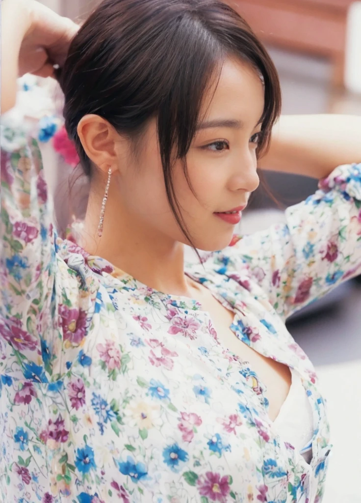 (On a table, Best quality, realistically, ultra - detailed, meticuloso, A high resolution, 8k wallpaper), Close-up portrait of a beautiful woman, Chariada, Smiling, light brown messy hair, Perfect dynamic composition, 美丽meticuloso的眼睛, Just like the cover of a fashion magazine, On campus