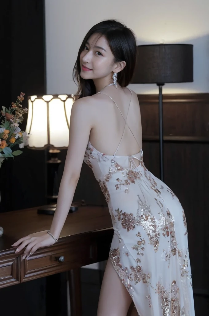 (On a table, Best quality, realistically, ultra - detailed, meticuloso, A high resolution, 8k wallpaper), Close-up portrait of a beautiful woman, Chariada, Smiling, light brown messy hair, Perfect dynamic composition, 美丽meticuloso的眼睛, Just like the cover of a fashion magazine, On campus