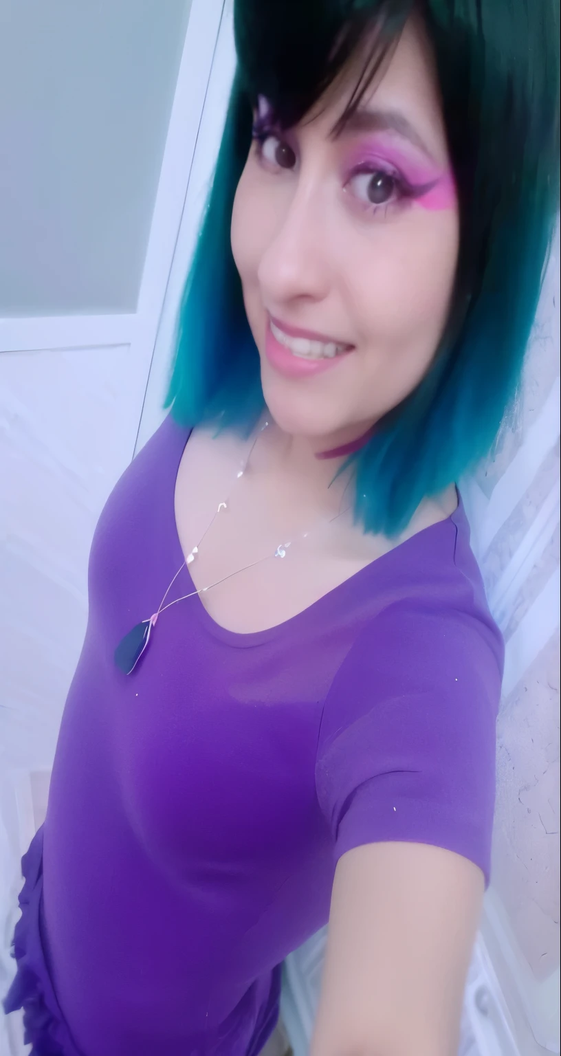 un primer plano de una mujer con una camisa morada y cabello azul, colores brillantes, con cabello azul, alanis guillen, Imagen de perfil, con hermosos colores, Foto tomada en 2 0 2 0, ayahausca, lorena avarez, Ella tiene el pelo morado, Ella es 2 3, vivid colors!!, imagen de muy muy muy baja calidad, muy colorido