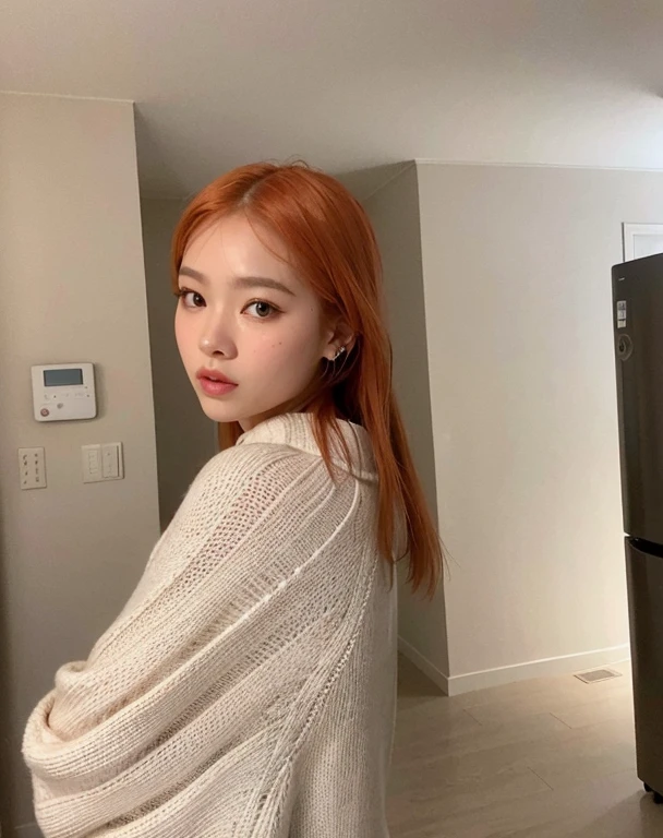 there is a woman who is standing in the kitchen in a sweater, jossi do blackpink, ela tem cabelos longos e redorange, portrait of jossi do blackpink, Jaeyeon Nam, jennie blackpink, Kim Doyoung, Jennie do Blackpink, Heonhwa Choe, ela tem cabelos ruivos, com cabelos ruivos, Jinyoung Canela, O corte Hime