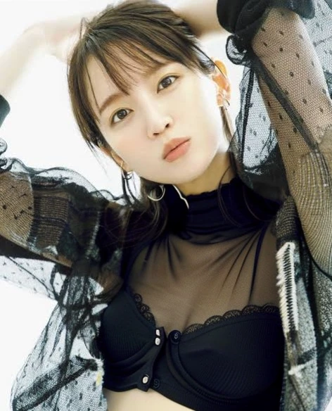 barechested、are visible、The nipple is visible、huge tit、Top image quality、ultra-detailliert