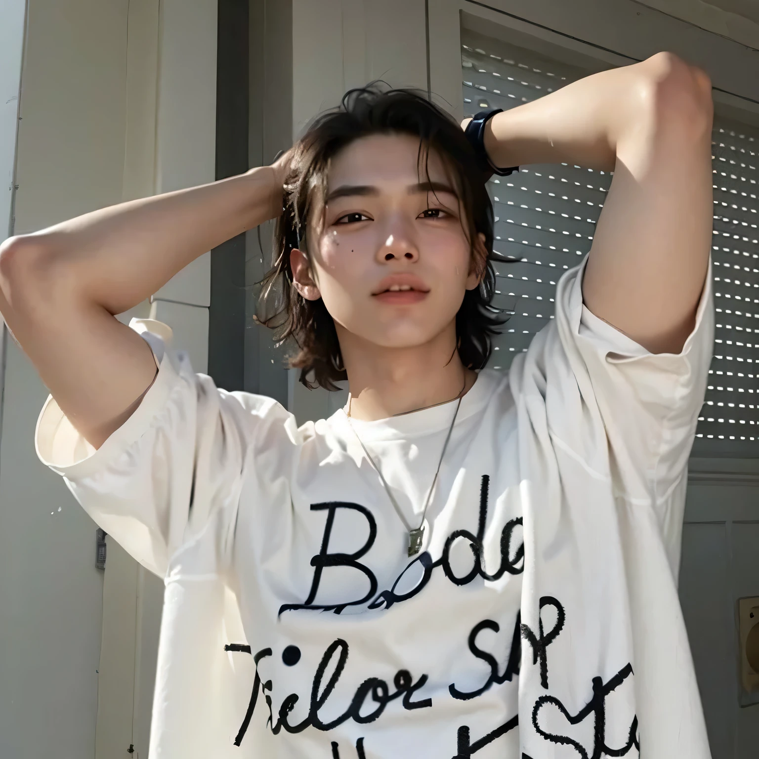 Hay un hombre de pie en la calle con las manos en la cabeza y con una leve sonrisa en los labios........, Jung Jaehyun, Wan adorable cara coreana, 1 7 years - thin-faced child, Kim Doyoung, Jimin\swollen right eyelid, ojos realistas, sin imperfecciones, tommy 1 6 years old, Todos del grupo NCT, he is about 2 0 years old, he is about 20 years old