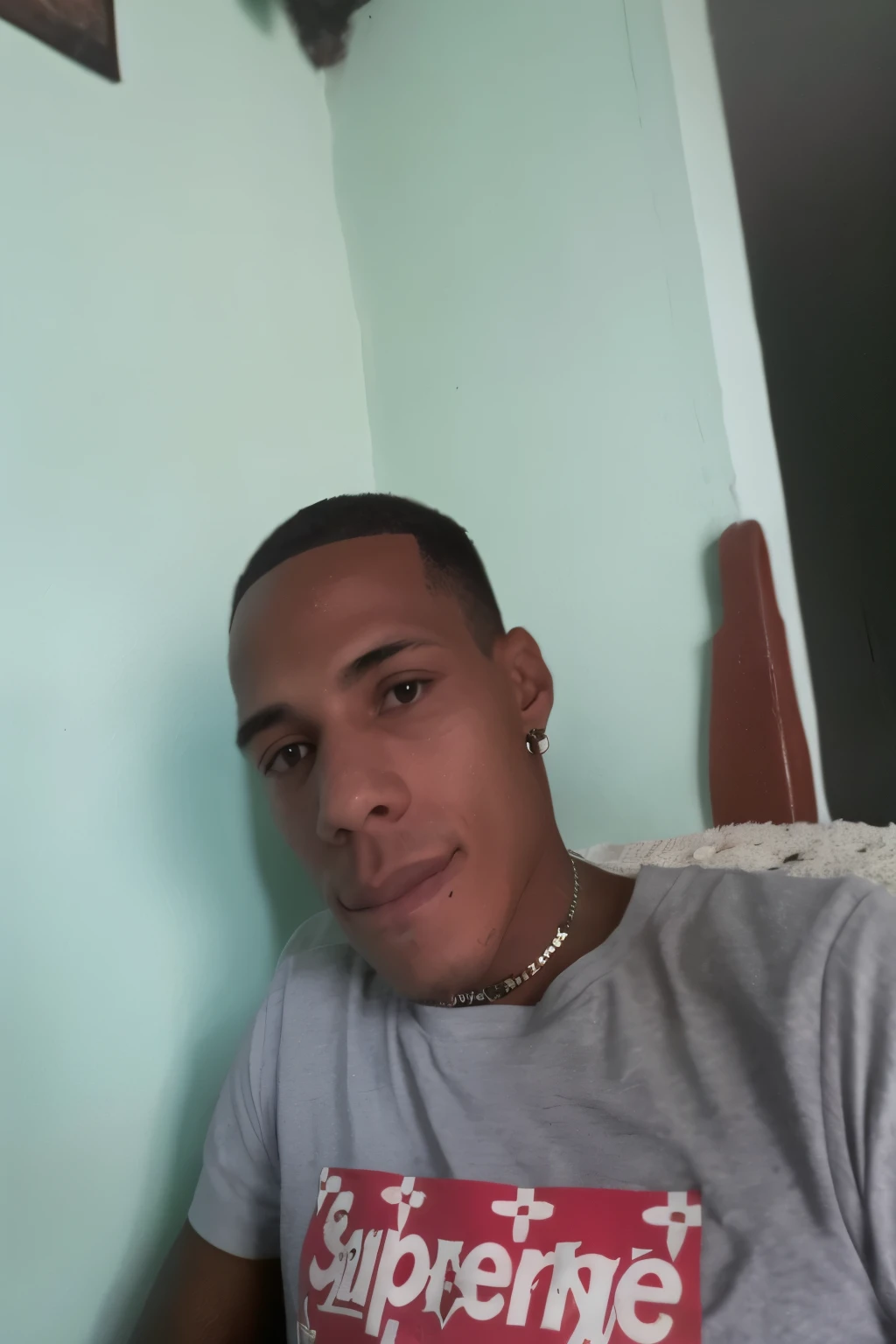 hombre arafed sentado en una silla con una patineta en la mano, taken in the early 2020s, Imagen de perfil, around 1 , José Moncada, Luis Melo, raytrayced, Foto de perfil, andres rios, Foto de un hombre, Riyahd Cassiem, Barry Qiandsor-Smith, 2 7 years old