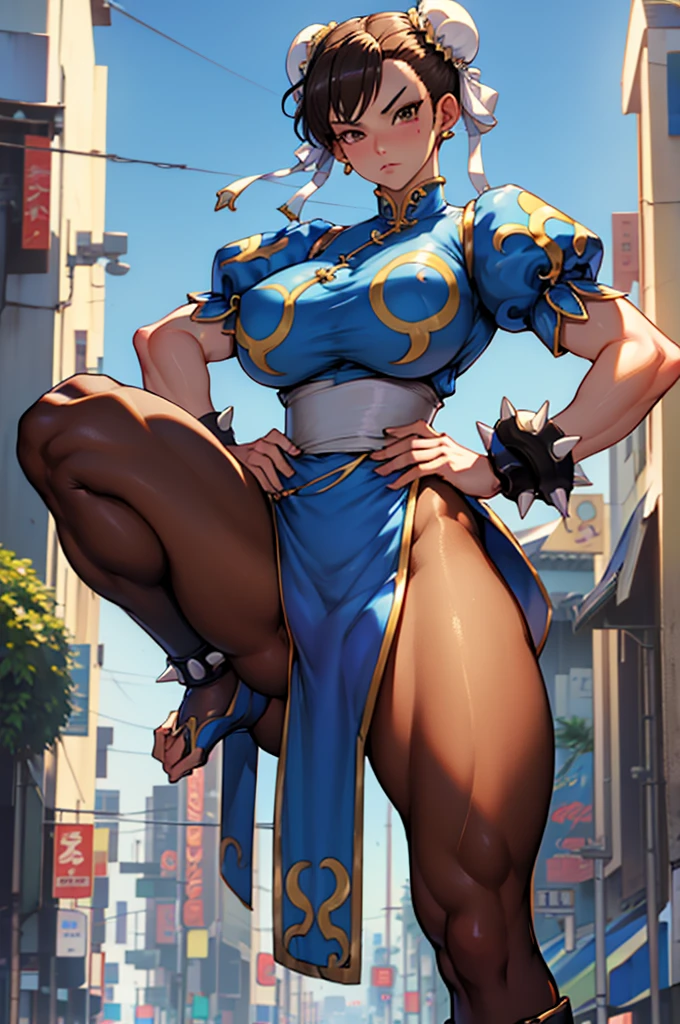 chun li, street fighter, belas coxas grossas, coxas sexys, , olhando para frente, belos olhos escuros, olhos detalhados, belo rosto, brown tights, botas brancas, sentada numa cadeiracom as pernas cruzadas, numa cidade chinesa de tarde