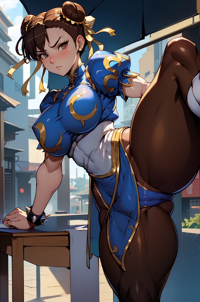 chun li, street fighter, belas coxas grossas, coxas sexys, , olhando para frente, belos olhos escuros, olhos detalhados, belo rosto, brown tights, botas brancas, sentada numa cadeiracom as pernas cruzadas, numa cidade chinesa de tarde