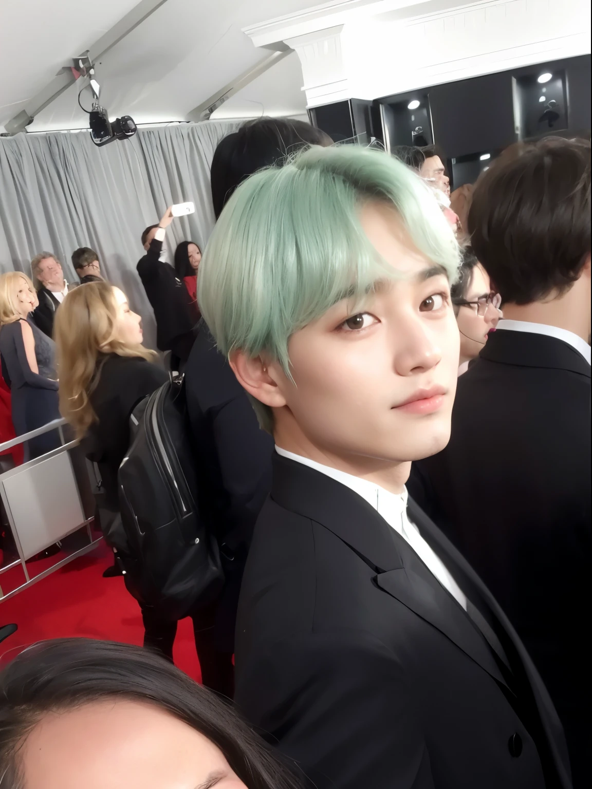 homem arafed com uma camisa deitado em uma cama, her hair is messy and unkempt, com cabelos curtos, ele tem cabelos castanhos curtos e cacheados, Taehyung do BTS, his hair is messy and wild, Jimin\'s right eyelid swollen, 2 7 anos, Fotografia selfie 8k, KIM TAEHYUNG thick and plump lips