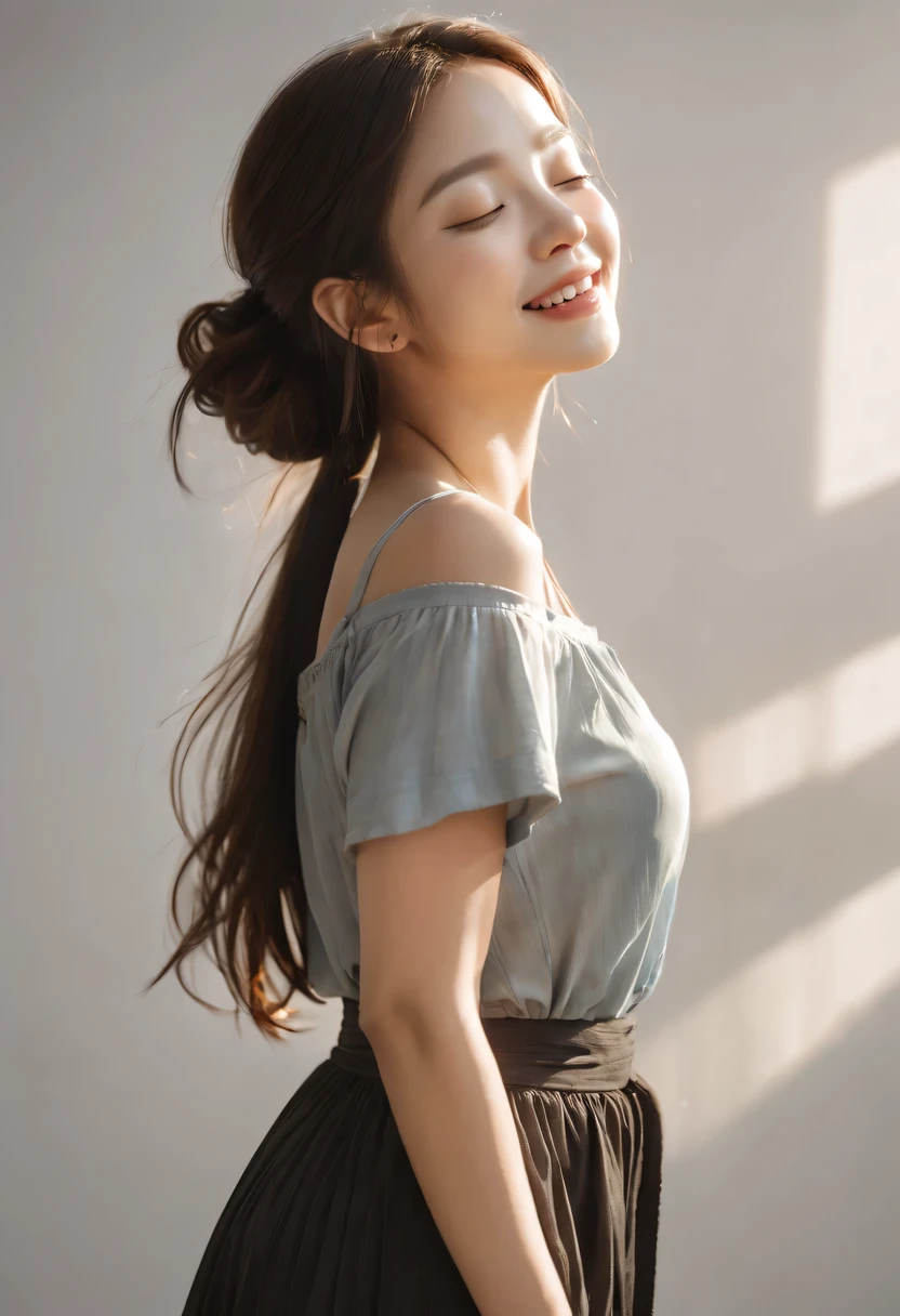 (rays of sunshine,With his eyes closed,Ao olhar para cima,face tilted upward,With his eyes closed微笑,Side profile,The light from the back window is backlighted,light circles,professional photoshooting)