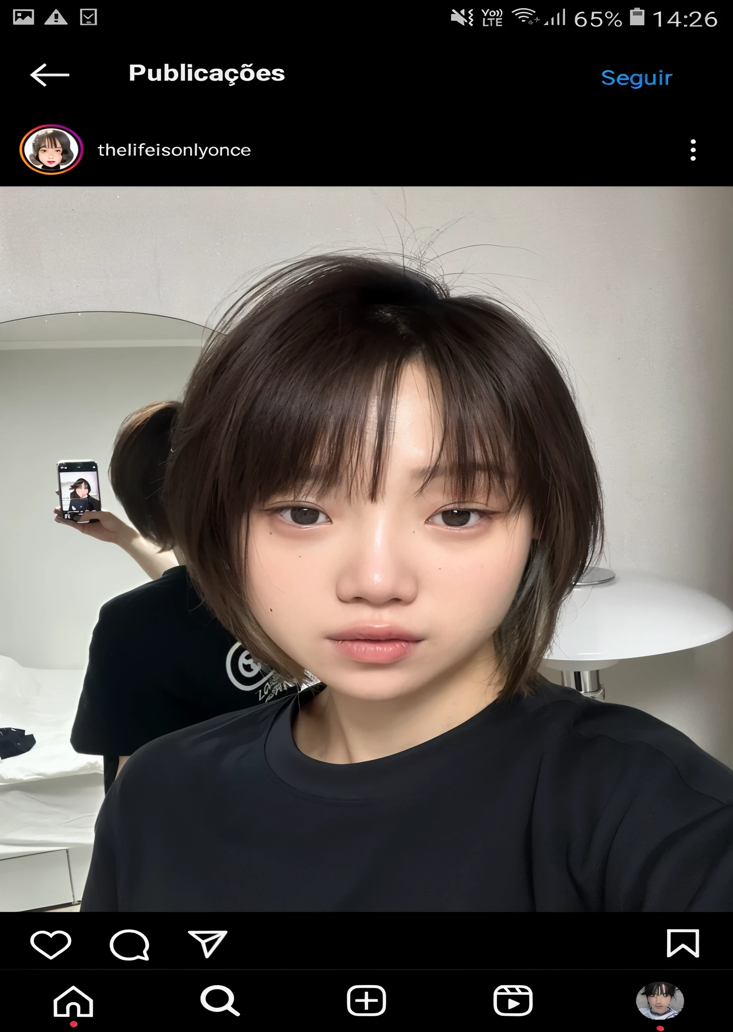 There's a woman taking a selfie with her phone, com cabelos curtos, O corte Hime, korean symmetrical face, Dom Yunjoo, com franja, Jinyoung Canela, Heonhwa Choe, Jaeyeon Nam, neat hair com franja, com rosto redondo, Ulzzang, com cabelos curtos com franja, she has black hair com franja, testa larga