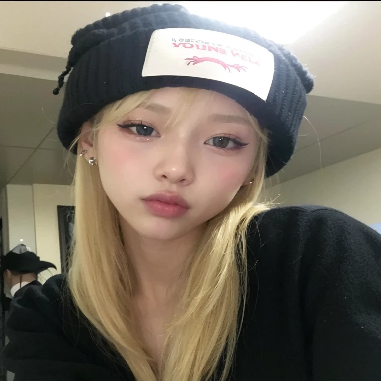 Arafed girl with a black hat and a black sweater., Parque Roseanne de Blackpink, ulzzang, maquillaje popular de Corea del Sur, Kim Doyoung, Jinyoung Shin, cruel korean goth girl, Wan adorable cara coreana, portrait of Jossi de Blackpink, Jossi de Blackpink, maquillaje coreano popular, Chica coreana, Sakimichan, Lalisa Manoban de Blackpink
