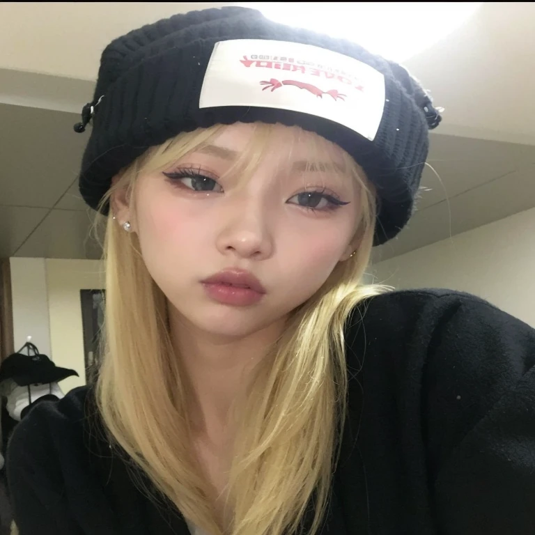 Arafed girl with a black hat and a black sweater., Parque Roseanne de Blackpink, ulzzang, maquillaje popular de Corea del Sur, Kim Doyoung, Jinyoung Shin, cruel korean goth girl, Wan adorable cara coreana, portrait of Jossi de Blackpink, Jossi de Blackpink, maquillaje coreano popular, Chica coreana, Sakimichan, Lalisa Manoban de Blackpink