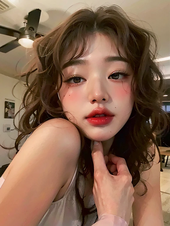 hay una mujer que posa para una foto con la mano en la cara, Joey Rey, Cynthwave, pale fair skin!!, she Parece una mezcla de grimes, 18 years old, Parece una mezcla de grimes, Hailee Steinfeld, Foto de perfil, small and labios rojos gruesos, labios rojos gruesos, Modelo muy bonita, flequillo rizado