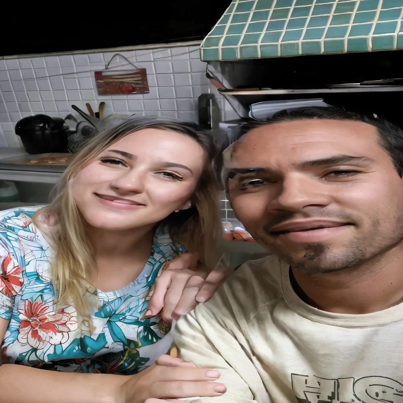 There's a man and a woman sitting together in a kitchen, Mulher de 25 anos loira, homem de 28 anos moreno com alta qualidade, melhor qualidade, estilo Disney pixar