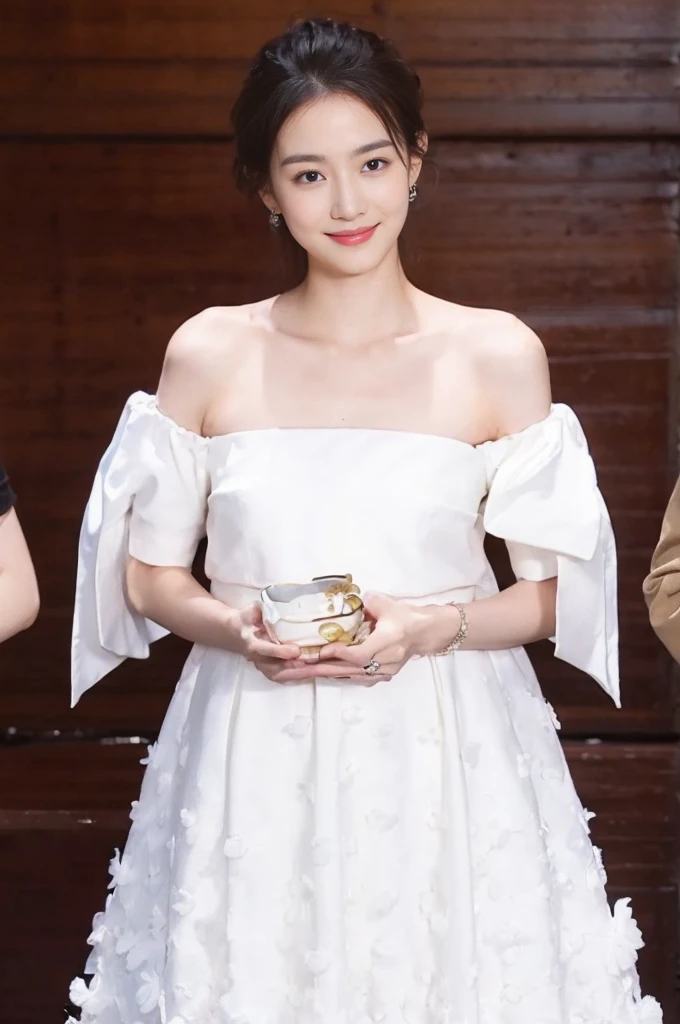 (On a table, Best quality, realistically, ultra - detailed, meticuloso, A high resolution, 8k wallpaper), Close-up portrait of a beautiful woman, Chariada, Smiling, light brown messy hair, Perfect dynamic composition, 美丽meticuloso的眼睛, Just like the cover of a fashion magazine, On campus