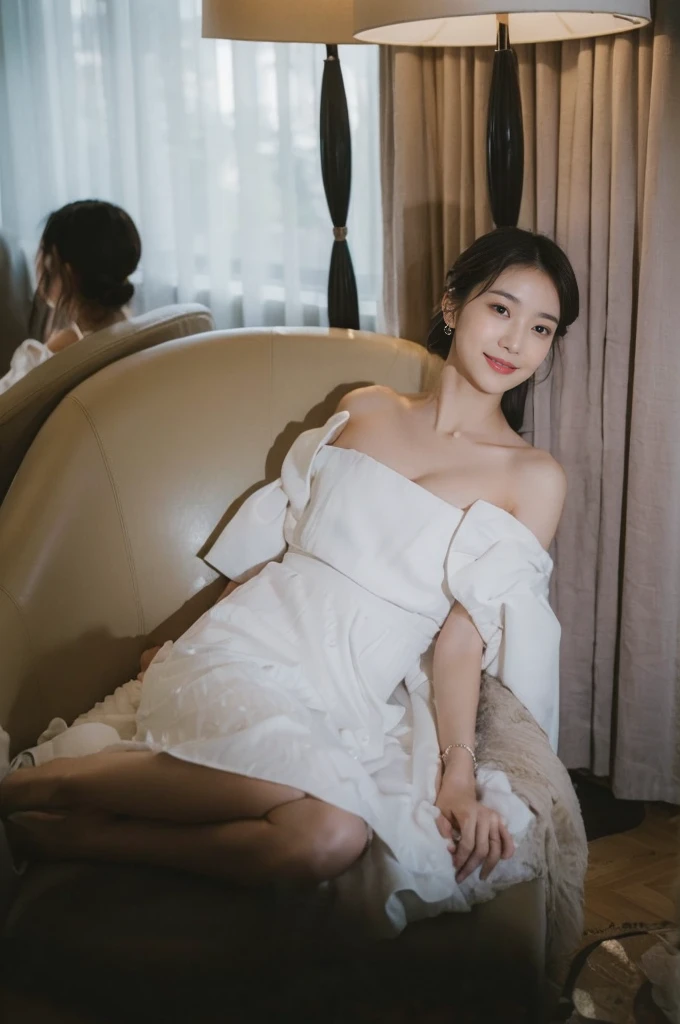 (On a table, Best quality, realistically, ultra - detailed, meticuloso, A high resolution, 8k wallpaper), Close-up portrait of a beautiful woman, Chariada, Smiling, light brown messy hair, Perfect dynamic composition, 美丽meticuloso的眼睛, Just like the cover of a fashion magazine, On campus