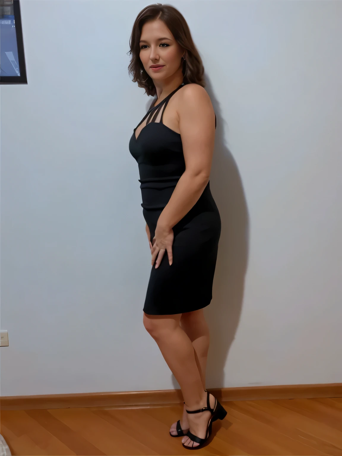 there is a woman in a black dress posing for a picture, usando um vestido preto apertado, she is usando um vestido preto, usando vestido preto, ela tem cerca de 50 anos, ela tem cerca de 4 0 anos, ela tem cerca de 40 anos, o extremamente quente e sexy, pose lateral, 4 5 I, usando um vestido preto