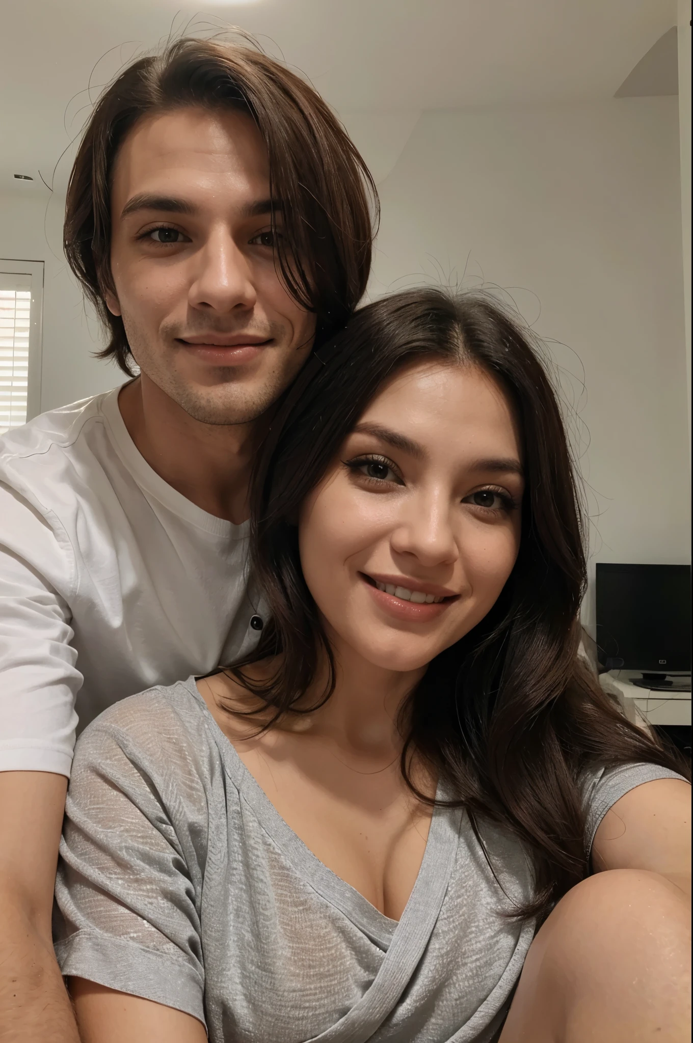 casal sorridente, homem com camisa branca, e cabelos curtos, mulher com vestido vermelho e preto , Cabelos lisos.