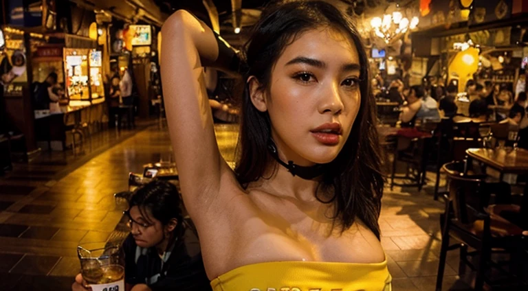 Hay una mujer que posa para una foto en un bar., 8 0 s Asian neon movie still, Sha Xi, Thawan Duchanee, hermosa dama, Dua Lipa, Llevar croptop amarillo, Gemma Chen, Al estilo de Kar Wai Wong, Steven Klein, Bian Luan, Chiho, gogo dancer, JIA, Aesthetic shot, Vida nocturna