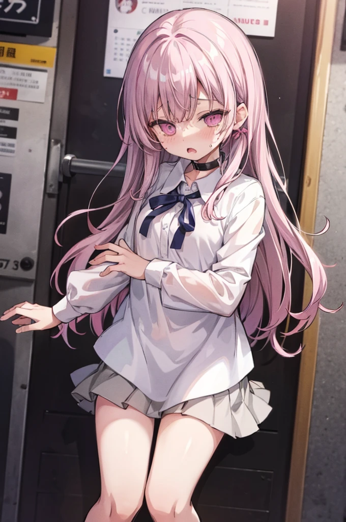 Perfect human body、1 girl、A couple、heterosexuality、 NSFW, ((actual, On the street)), (very highly detailed background), Oversized white T-shirt、mini-skirts、鎖骨, ((woman with fever)), ((perspiring,steamy))), 、皮革mini-skirts、((shyexpression)), (face flushed), looking at viewert,