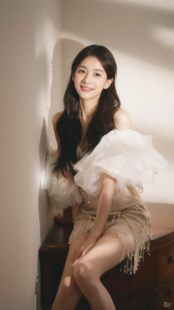 (On a table, Best quality at best, realistically, ultra - detailed, meticuloso, A high resolution, 8k wallpaper), Close-up portrait of a beautiful woman, Chariada, Smiling, light brown messy hair, Perfect dynamic composition, 美丽meticuloso的眼睛, Just like the cover of a fashion magazine, On campus