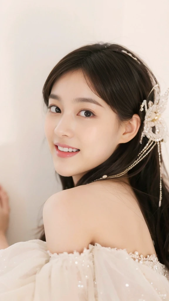 (On a table, Best quality at best, realistically, ultra - detailed, meticuloso, A high resolution, 8k wallpaper), Close-up portrait of a beautiful woman, Chariada, Smiling, light brown messy hair, Perfect dynamic composition, 美丽meticuloso的眼睛, Just like the cover of a fashion magazine, On campus