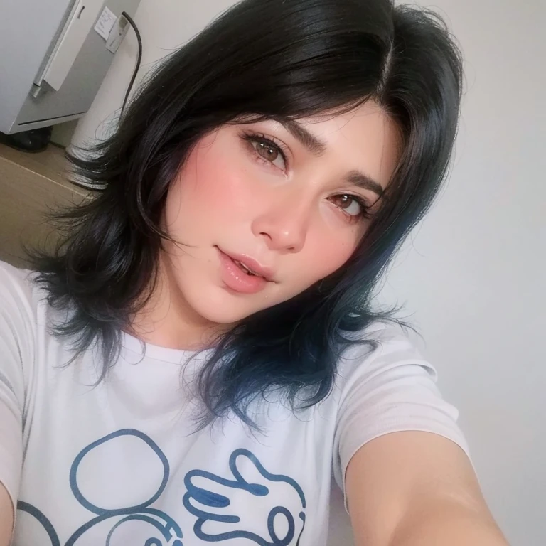 there is a woman taking a selfie with her cell phone, cindy avelino, com franja, com cabelos curtos, Mulher de 30 anos, 3 0 anos de idade mulher, foto vazada, angelawhite, Ayahausca, Angiewolf, foto de perfil headshot, selena quintanilla perez, cerca de 3 5 anos, Alanis Guillen, imagem vazada