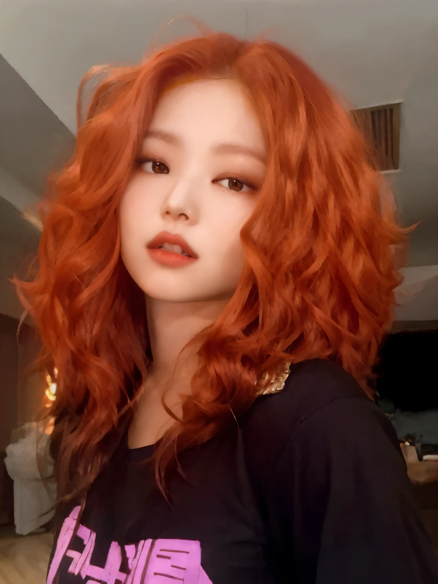 um close up de uma mulher com cabelos ruivos e uma camisa preta, encaracolado copper colored hair, with encaracolado red hair, encaracolado red hair, red encaracolado hair, gengibre cabelo ondulado, cabelos cacheados vermelhos, flowing cabelo de gengibre, wild cabelo de gengibre, cabelo de gengibre, encaracolado, longos cabelos vermelhos cachos, red hair and attractive features, pale skin encaracolado blond hair, red head