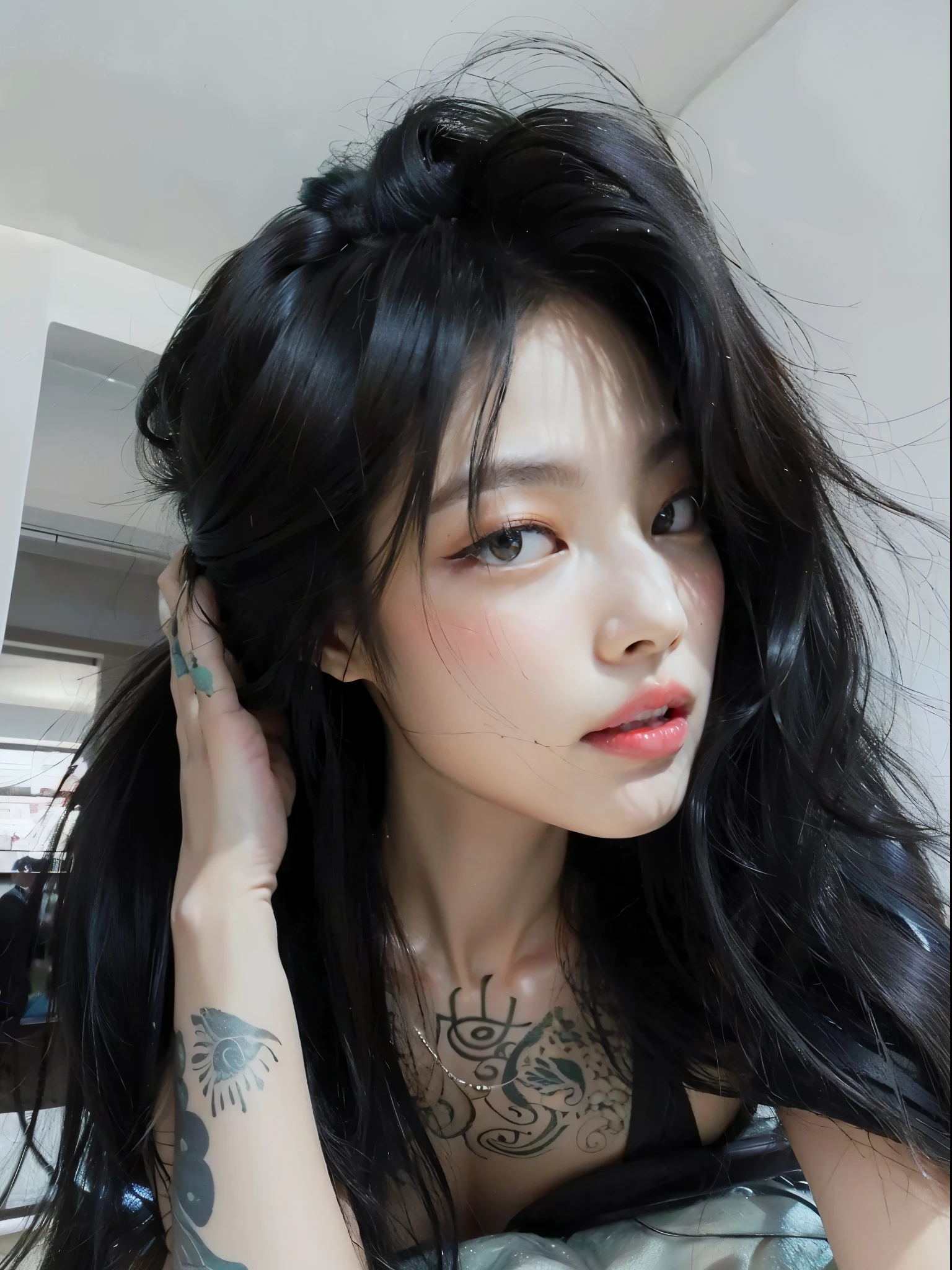 um close up de uma mulher com longos cabelos pretos e tatuagens, Cruel Korean Goth Jennie, cabelo blackbangs cabelo, Jennie Kim, Jennie Blackpink, Ela tem cabelo preto com franja, Jennie Kim Blackpink, preto hime corte cabelo, messy long black hair, com cabelos longos e olhos penetrantes, Jennie Kim, Mulher sul-coreana bonita, maquiagem sul-coreana popular