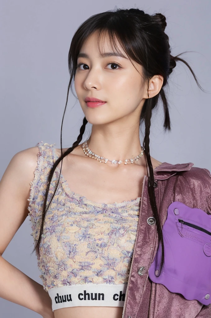 (On a table, Best quality at best, realistically, ultra - detailed, meticuloso, A high resolution, 8k wallpaper), Close-up portrait of a beautiful woman, Chariada, Smiling, light brown messy hair, Perfect dynamic composition, 美丽meticuloso的眼睛, Just like the cover of a fashion magazine, On campus