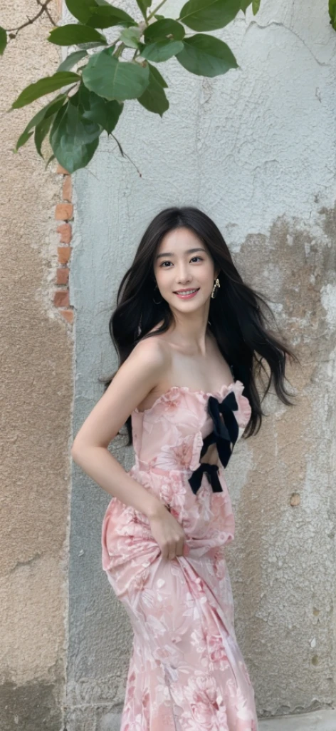 (On a table, Best quality at best, realistically, ultra - detailed, meticuloso, A high resolution, 8k wallpaper), Close-up portrait of a beautiful woman, Chariada, Smiling, light brown messy hair, Perfect dynamic composition, 美丽meticuloso的眼睛, Just like the cover of a fashion magazine, On campus