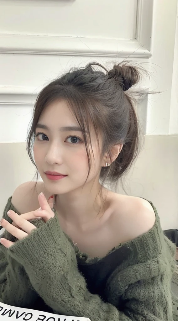 (On a table, Best quality at best, realistically, ultra - detailed, meticuloso, A high resolution, 8k wallpaper), Close-up portrait of a beautiful woman, Chariada, Smiling, light brown messy hair, Perfect dynamic composition, 美丽meticuloso的眼睛, Just like the cover of a fashion magazine, On campus