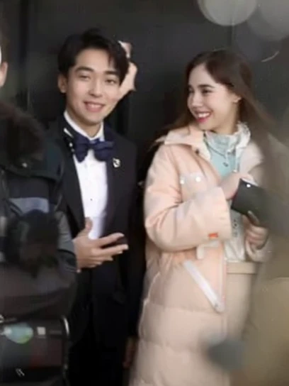 ssmile，cheerfulness，of 16-year-old girls and boys，The picture is hazy，couple，Picture，Boy wearing black dress，girls pink down jacket，（Complete the character）
