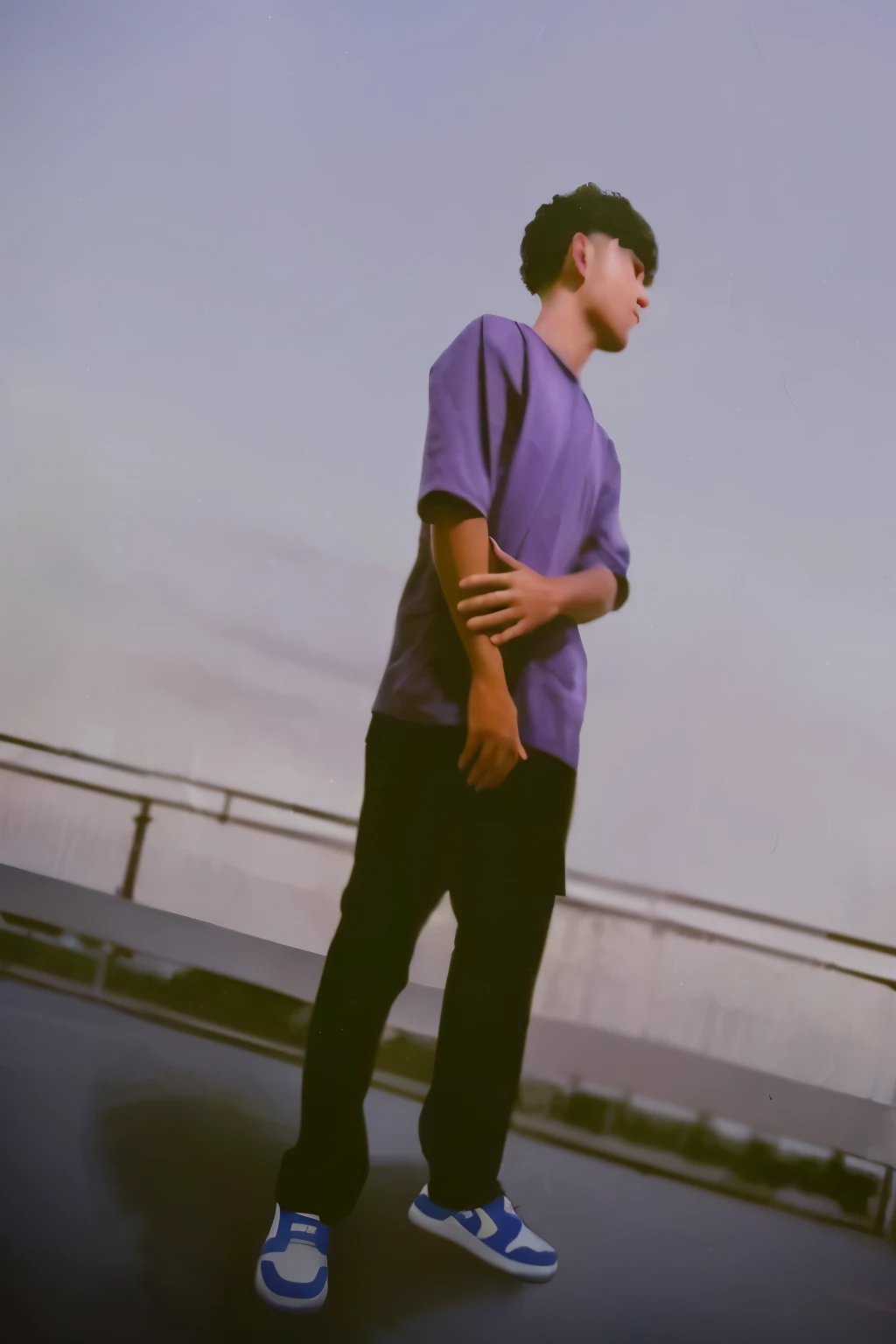 There's a man standing on a skateboard on the street, Shigeto Hirai Yuya, Shinji, granulado de baixa qualidade, Chillhop, fotografado em filme colorido, Shigeto Koyama, standing on roof, videoclipe, lo fi, Foto de um ensaio promocional, suave em _ O pano de fundo, Tiro na Hora de Ouro, standing on a rooftop