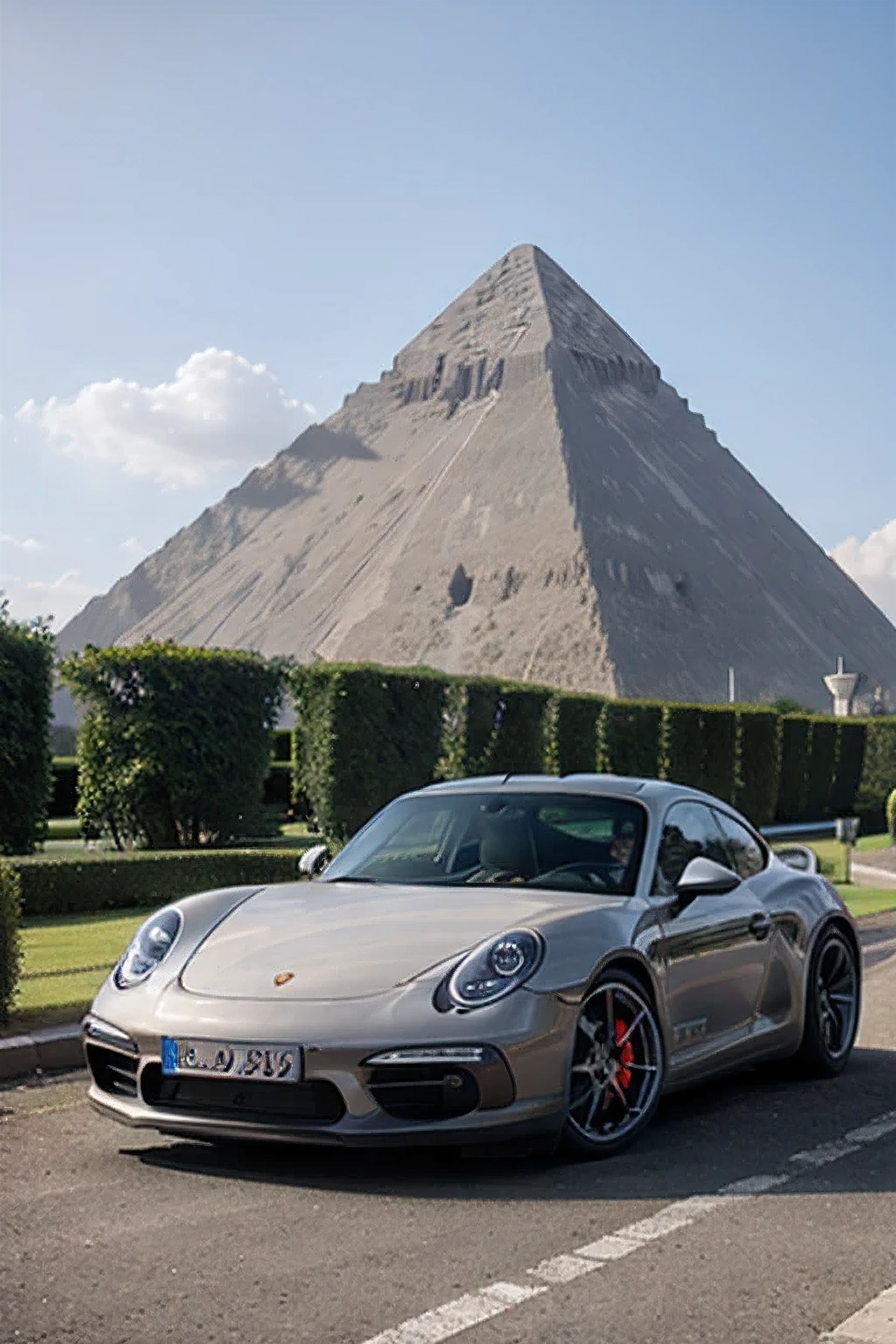 Porsche avec de tendres pyramides