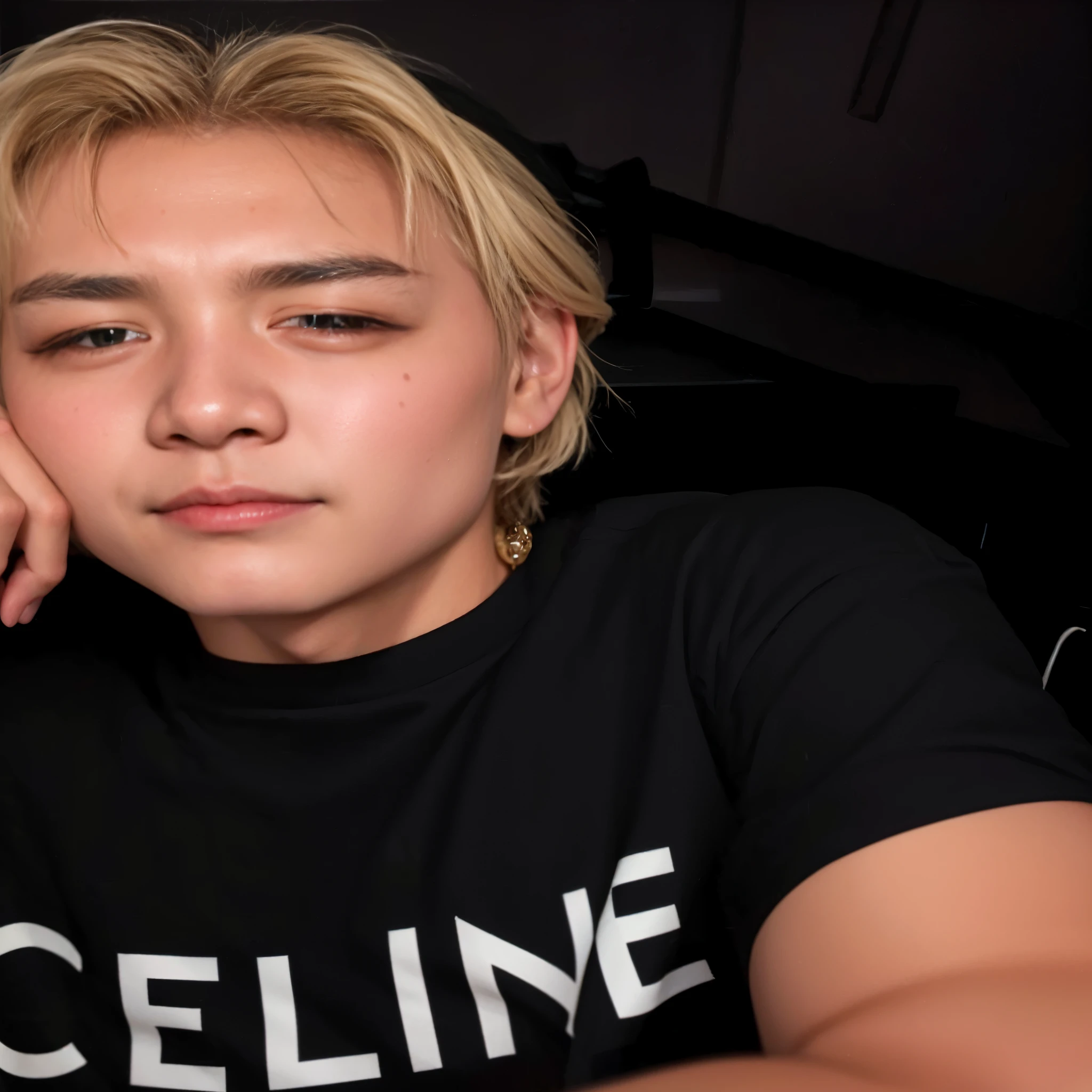 hombre de pelo rubio con una camisa negra y un bolso negro, Cai Xukun, Taehyung comiendo papas fritas Gucci, XQC, Wan adorable cara coreana, Jimin\swollen right eyelid, Hyung Tae, Todos del grupo NCT, tommy 1 6 years old, Cl, Yanjun Chengt, he is about 2 0 years old, he is about 20 years old