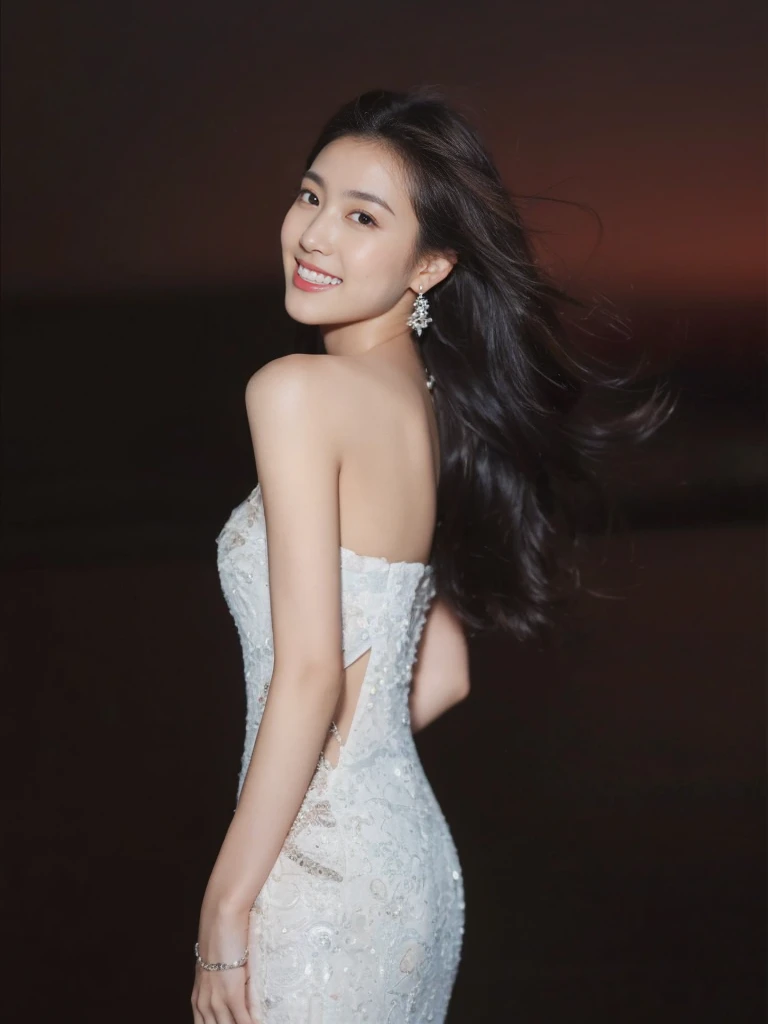 (On a table, Best quality at best, realistically, ultra - detailed, meticuloso, A high resolution, 8k wallpaper), Close-up portrait of a beautiful woman, Chariada, Smiling, light brown messy hair, Perfect dynamic composition, 美丽meticuloso的眼睛, Just like the cover of a fashion magazine, On campus