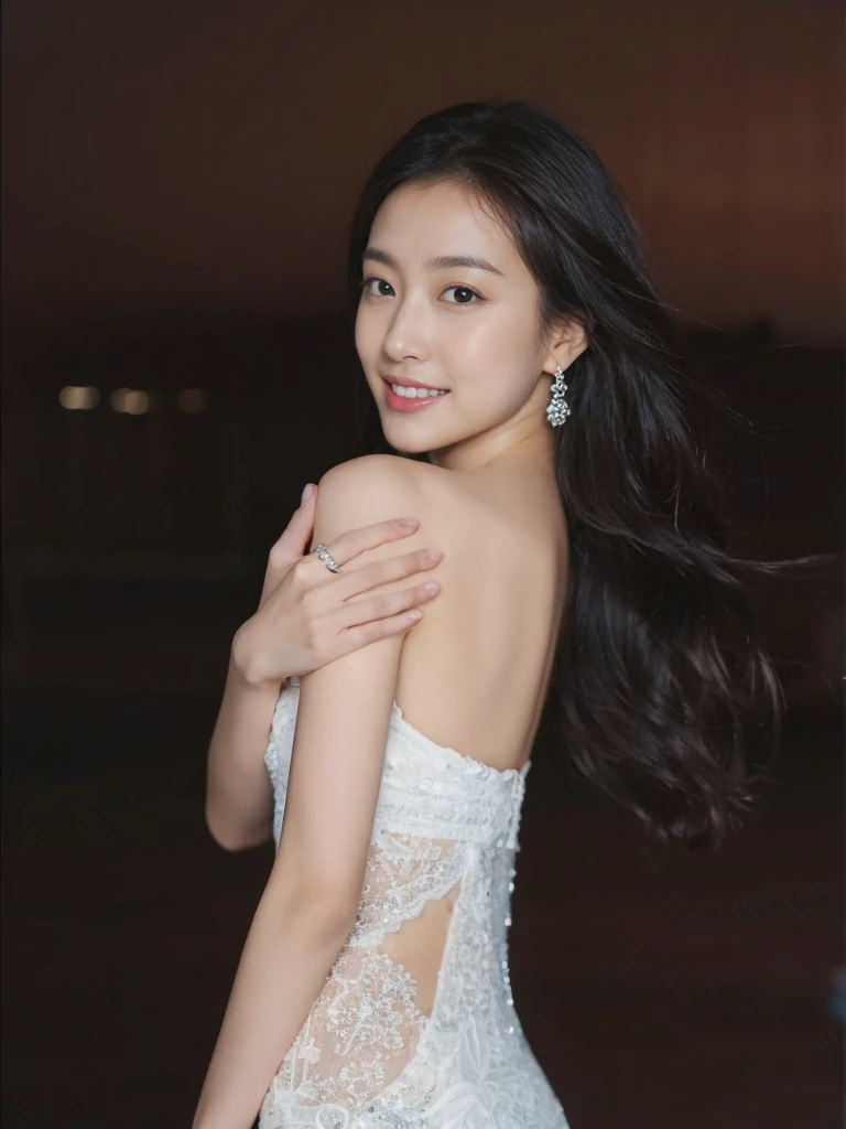 (On a table, Best quality at best, realistically, ultra - detailed, meticuloso, A high resolution, 8k wallpaper), Close-up portrait of a beautiful woman, Chariada, Smiling, light brown messy hair, Perfect dynamic composition, 美丽meticuloso的眼睛, Just like the cover of a fashion magazine, On campus