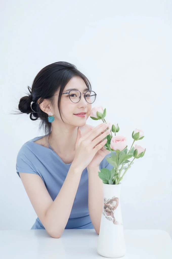 (On a table, Best quality at best, realistically, ultra - detailed, meticuloso, A high resolution, 8k wallpaper), Close-up portrait of a beautiful woman, Chariada, Smiling, light brown messy hair, Perfect dynamic composition, 美丽meticuloso的眼睛, Just like the cover of a fashion magazine, On campus