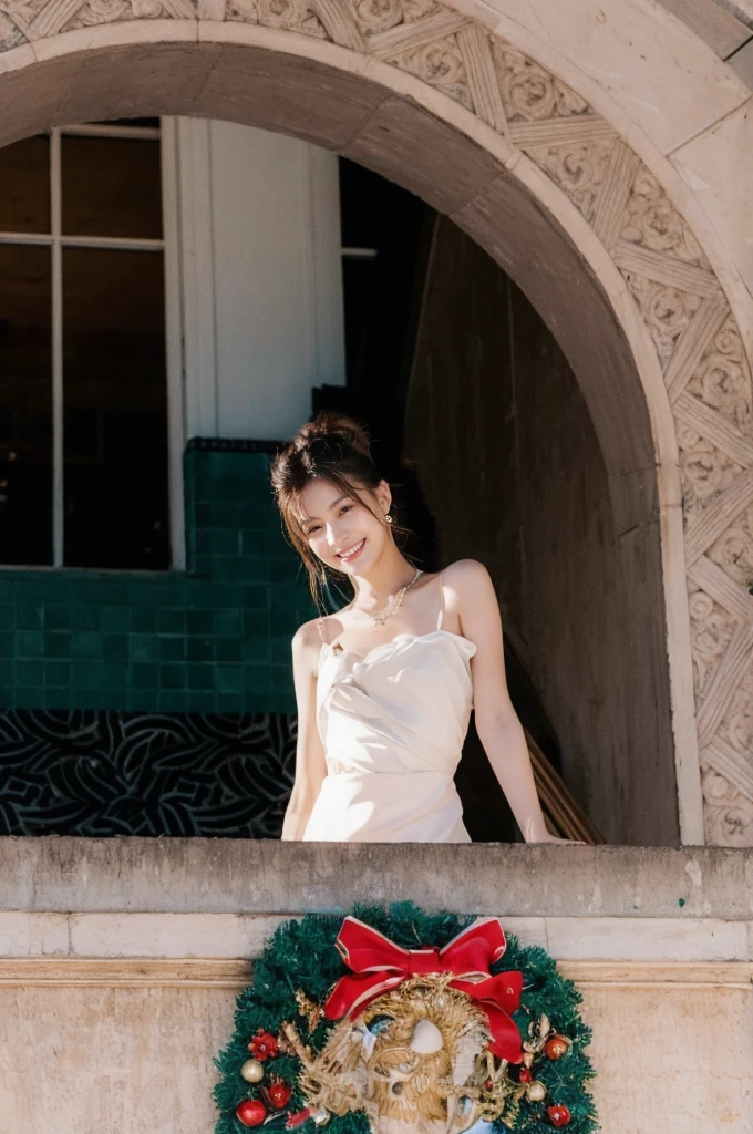 (On a table, Best quality at best, realistically, ultra - detailed, meticuloso, A high resolution, 8k wallpaper), Close-up portrait of a beautiful woman, Chariada, Smiling, light brown messy hair, Perfect dynamic composition, 美丽meticuloso的眼睛, Just like the cover of a fashion magazine, On campus