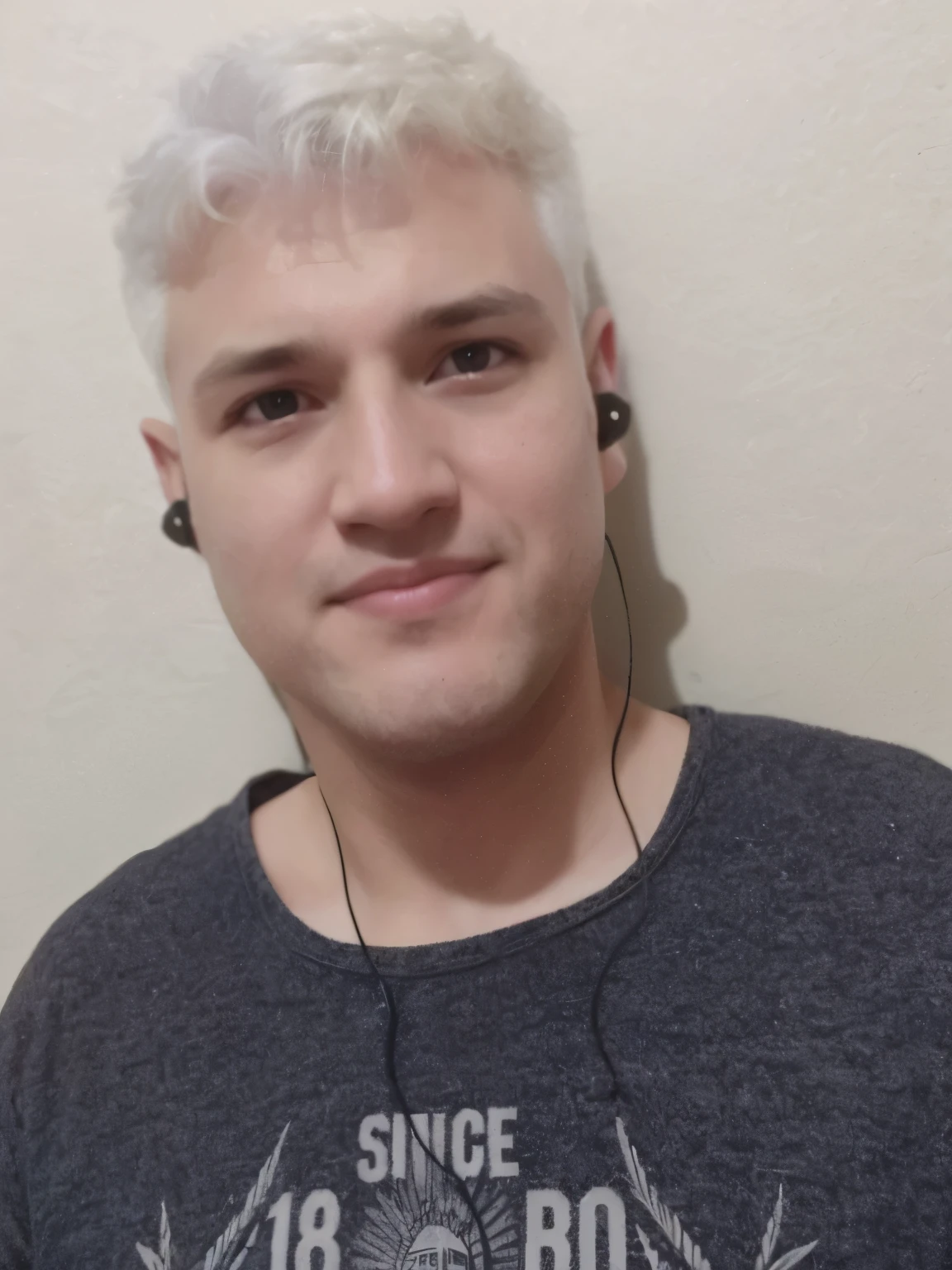 homem arafiado com cabelos brancos usando fones de ouvido e camiseta, em torno de 1 9 anos, Streamer do Twitch / Jogador Ludwig, foto de perfil headshot, christian cline, 18 anos, cabelo albino, 1 6 anos, cerca de 20 yo, Branco - Cabelos Loiros, halfbody headshot, foto de perfil 1024px, very very pale blond hair