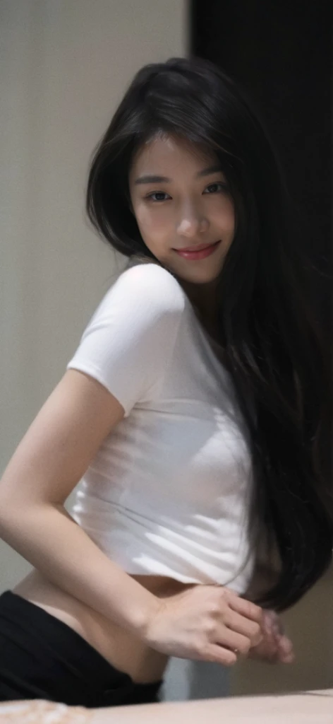 (On a table, Best quality, realistically, ultra - detailed, meticuloso, A high resolution, 8k wallpaper), Close-up portrait of a beautiful woman, Chariada, Smiling, light brown messy hair, Perfect dynamic composition, 美丽meticuloso的眼睛, Just like the cover of a fashion magazine, On campus