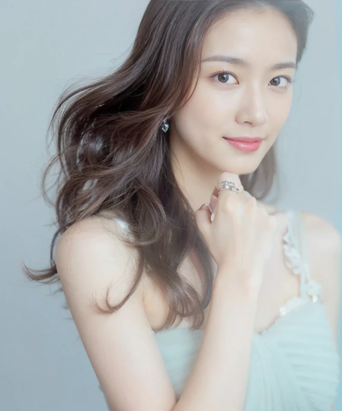 (On a table, Best quality at best, realistically, ultra - detailed, meticuloso, A high resolution, 8k wallpaper), Close-up portrait of a beautiful woman, Chariada, Smiling, light brown messy hair, Perfect dynamic composition, 美丽meticuloso的眼睛, Just like the cover of a fashion magazine, On campus