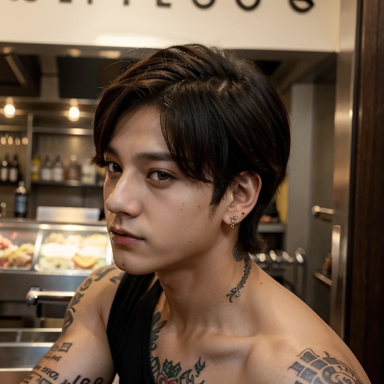 Jeo jungkook todo tatuado e com piercing, com um sobre tudo preto em um restaurante bebendo vinho