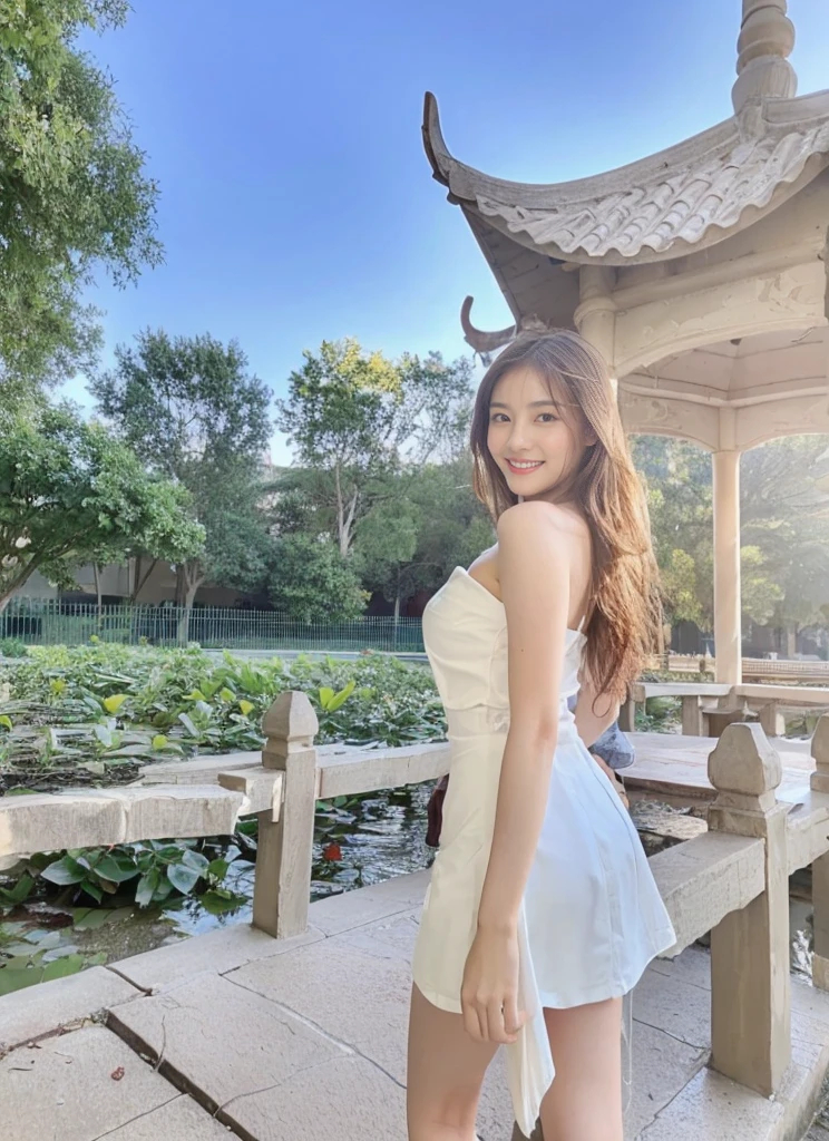 (On a table, Best quality at best, realistically, ultra - detailed, meticuloso, A high resolution, 8k wallpaper), Close-up portrait of a beautiful woman, Chariada, Smiling, light brown messy hair, Perfect dynamic composition, 美丽meticuloso的眼睛, Just like the cover of a fashion magazine, On campus
