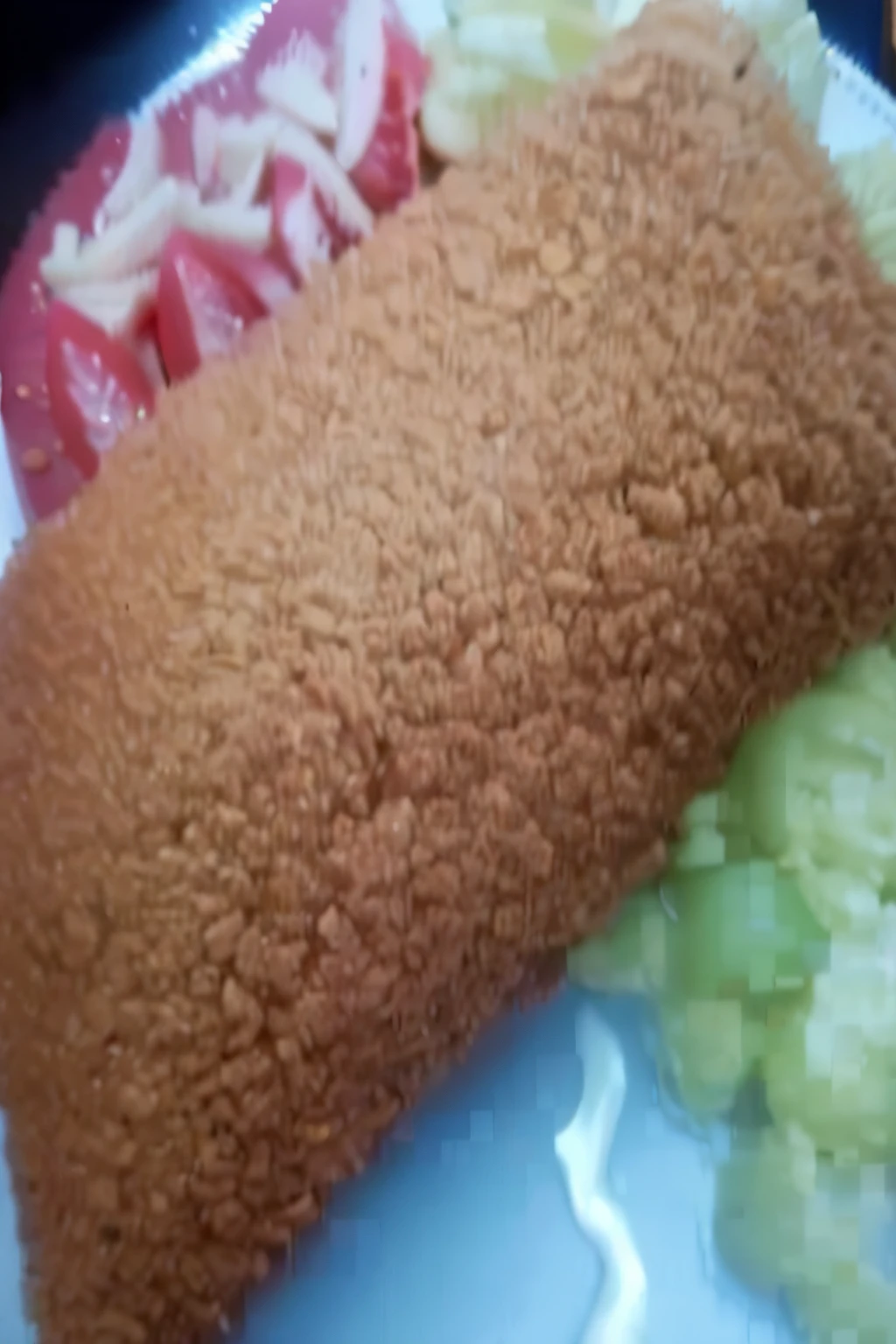 il y a une assiette avec un sandwich et une salade dessus, recette, very croustillant, Condorito, Kebab, croustillant, sponge, Image nette, Calzone Zones, mmmmm, ventre, poulet, farci, Frits, battered, nugget et saucisses sur assiette, taco, Detailed image, saumon khoshroo, saumon, Un petit, Photo de nourriture, Brazilian, large