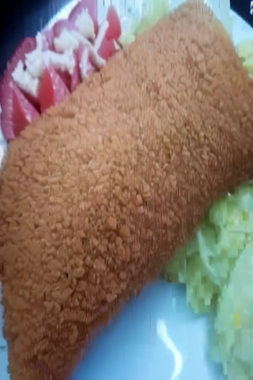 il y a une assiette avec un sandwich et une salade dessus, recette, very croustillant, Condorito, Kebab, croustillant, sponge, Image nette, Calzone Zones, mmmmm, ventre, poulet, farci, Frits, battered, nugget et saucisses sur assiette, taco, Detailed image, saumon khoshroo, saumon, Un petit, Photo de nourriture, Brazilian, large