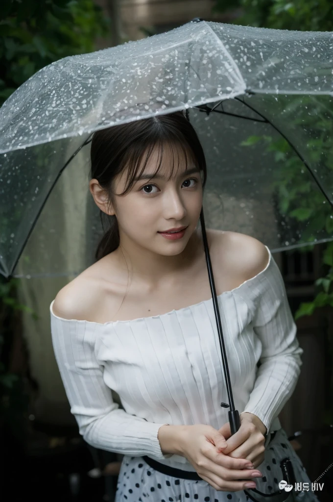(On a table, Best quality at best, realistically, ultra - detailed, meticuloso, A high resolution, 8k wallpaper), Close-up portrait of a beautiful woman, Chariada, Smiling, light brown messy hair, Perfect dynamic composition, 美丽meticuloso的眼睛, Just like the cover of a fashion magazine, On campus