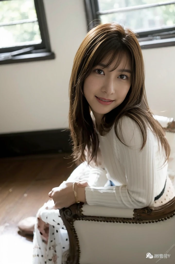 (On a table, Best quality at best, realistically, ultra - detailed, meticuloso, A high resolution, 8k wallpaper), Close-up portrait of a beautiful woman, Chariada, Smiling, light brown messy hair, Perfect dynamic composition, 美丽meticuloso的眼睛, Just like the cover of a fashion magazine, On campus