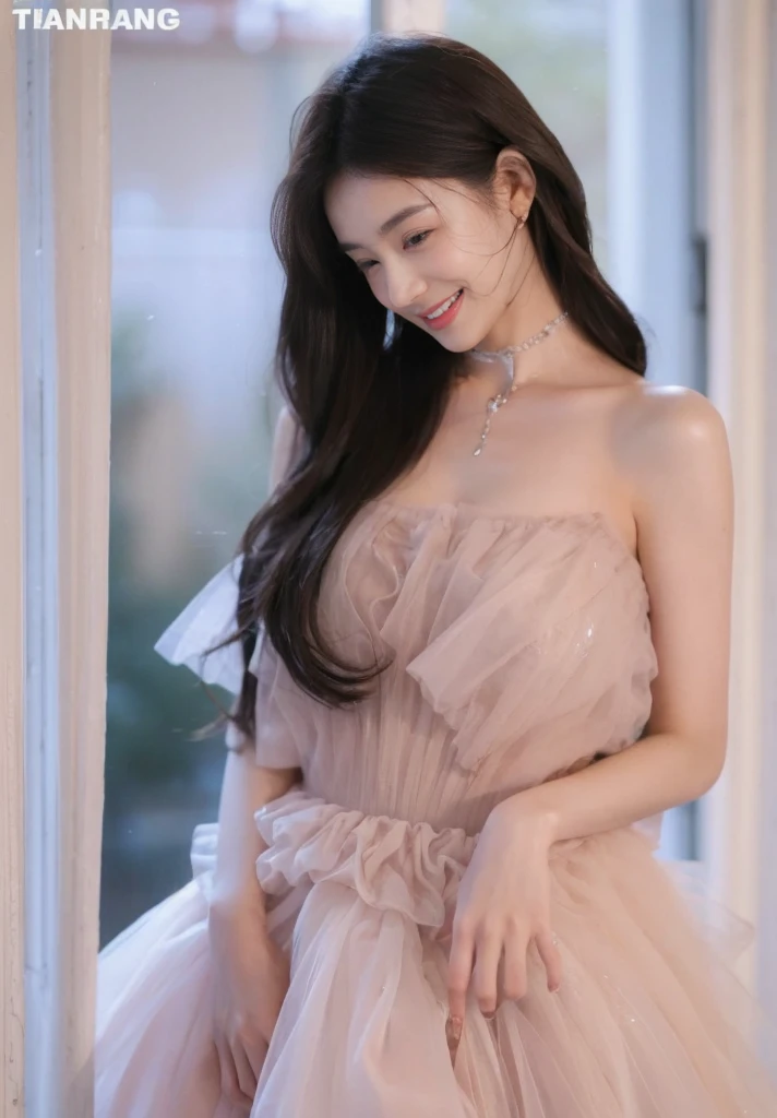 (On a table, Best quality at best, realistically, ultra - detailed, meticuloso, A high resolution, 8k wallpaper), Close-up portrait of a beautiful woman, Chariada, Smiling, light brown messy hair, Perfect dynamic composition, 美丽meticuloso的眼睛, Just like the cover of a fashion magazine, On campus